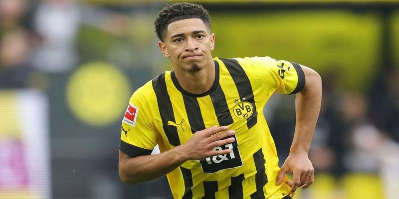 Hình nền cầu thủ Jude Bellingham ấn tượng tại Dortmund