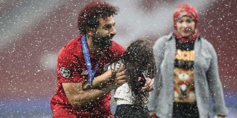 Hình nền cầu thủ Mohamed Salah với pha dứt điểm đẹp mắt
