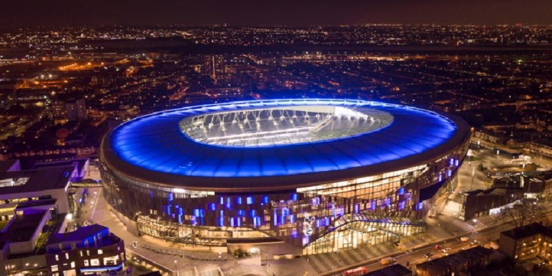 Không khí hò reo cuồng nhiệt của các cổ động viên